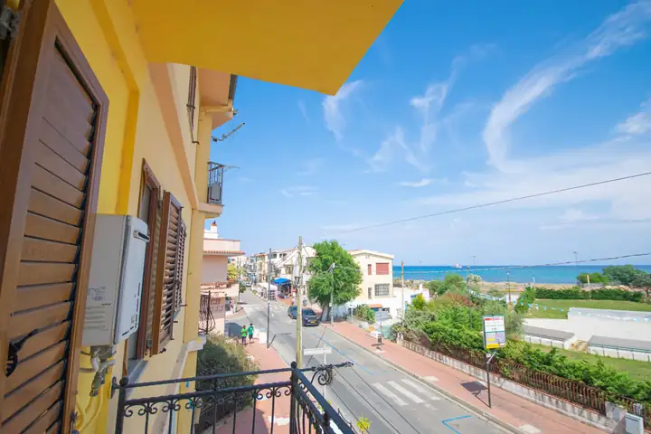 Balcone con vista sul mare in fondo alla via