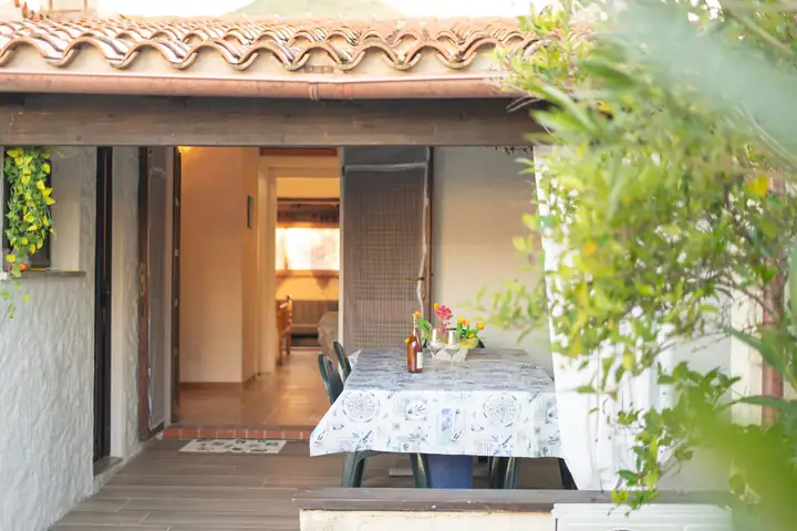 Cortile con tavolo davanti all’ingresso