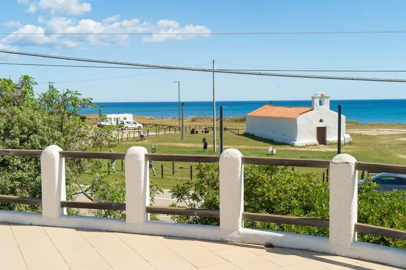 Terrazza bianca affacciata sul mare e su una chiesetta